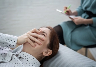 психиатр на дому беседует с пациенткой